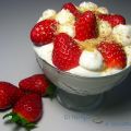 Fresas con nata, miel y galletas