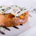Tostada de boquerones con pisto