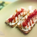 Canapé de salmón con huevas rojas