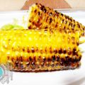Mazorcas de maíz y ensalada.