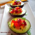 Aguacates rellenos de fresones y remolacha