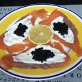 SALMÓN AHUMADO CON NATA Y CAVIAR