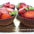 Cestitas de chocolate con fresas y 