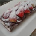 Brazo de chocolate con fresas y nata