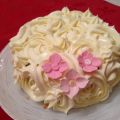 Tarta de zanahorias cubierta con rosas de crema[...]
