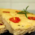 Focaccia de cherries y romero fresco