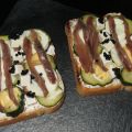 TOSTA DE PEPINILLOS, ANCHOAS Y QUESOS