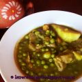 Tajine de carne con patatas y guisantes.