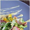 Ensalada variada con frutos secos y salsa de[...]