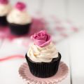 Cupcakes de dos chocolates con fresas