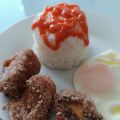Plátano frito, con huevos y arroz blanco.