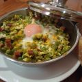 Huevos al plato con guisantes y jamón
