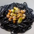 Pasta al nero di sepia con gambas y mejillones