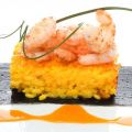 Gambas con pastel de risotto al azafrán