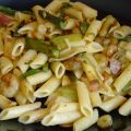 Macarrones con gambas, ajos tiernos y trigueros