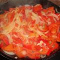 ENSALADA DE PIMIENTOS Y CEBOLLA CARAMELIZADOS.