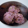 Helado de fresa, arándanos y pistachos
