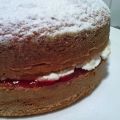 PASTEL BLANCO CON NATA Y MERMELADA DE FRESAS