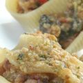 Pasta rellena de carne con salsa de piñones y[...]