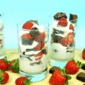 Vasitos de brownie y fresas