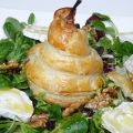 Peras envueltas en hojaldre con ensalada gourmet