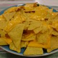 Nachos con queso y salsa de tomate y bacón