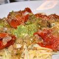 Espaguetis con salsa de aguacate y tomates[...]