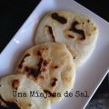 Arepas de Pollo con salsa BBQ y Queso