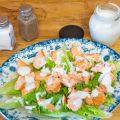 ENSALADA CON SALMON Y SALSA DE QUESO AZUL
