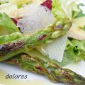 Ensalada de pollo, espárragos y bambú