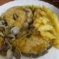 MERLUZA EN SALSA DE CHIRLAS Y PATATAS FRITAS.