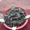Revuelto de morcilla con pasas y piñones
