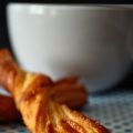 Lazos de hojaldre con dulce de leche