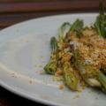 Espárragos a la plancha, crumblé y wasabi