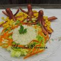 Arroz blanco con salchichas pulpo y ensalada.