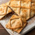 Empanada de xoubas con pimientos de Padrón