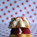 Profiteroles de chocolate blanco y frambuesas