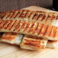 Flautas de camembert con salsa de moras