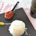 Conejo frito con arroz y salsa de tomate[...]