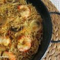 Fideuá con gambas y champiñones