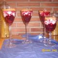 Copas de frutos rojos con queso fresco