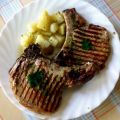 Costilla de cerdo a la parrilla, con patatas a[...]