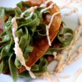 Milhojas de tallarines con lechuga de mar y[...]