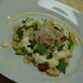 Ensalada de pasta con bacalao y aguacate