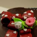 Tarta sacher con lazo de fondant