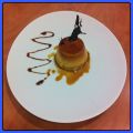 Flan de queso y crujiente de caramelo.