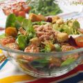 Ensalada de lechugas, cherry, atún y picatostes.