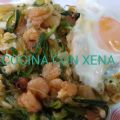Espaguetis de calabacín con gambitas y huevos