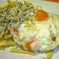 HUEVOS Y PATATAS FRITAS CON GULAS SALTEADAS