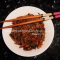 Wok de fideos de arroz, verduras y bacon